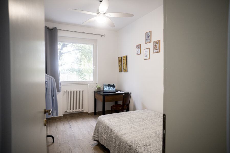 Una camera da letto con letto alla francese e una postazione smart working per lavorare in ferie