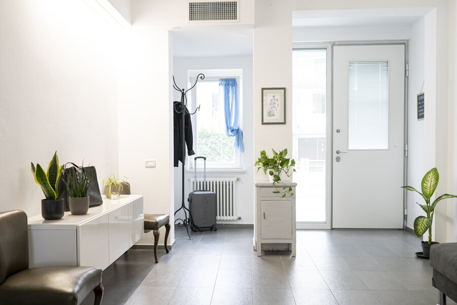 Un ingresso pieno di luce, comodo per arrivare ed introdurre in casa anche carrozzine per disabili