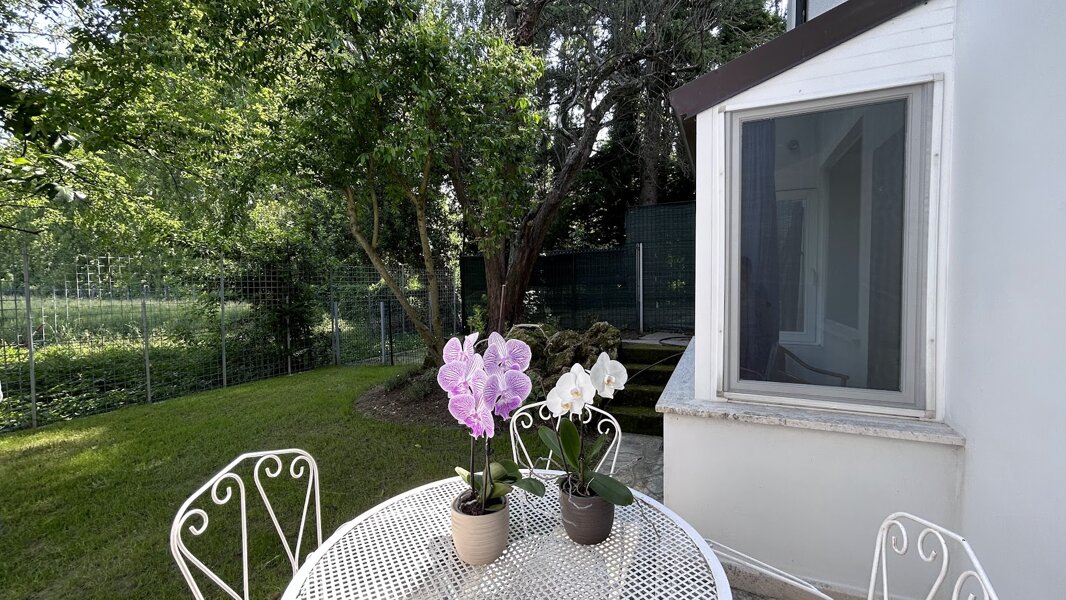 Il giardino di A Casa di Lucio offre uno spazio esclusivo ad uso privato degli Ospiti