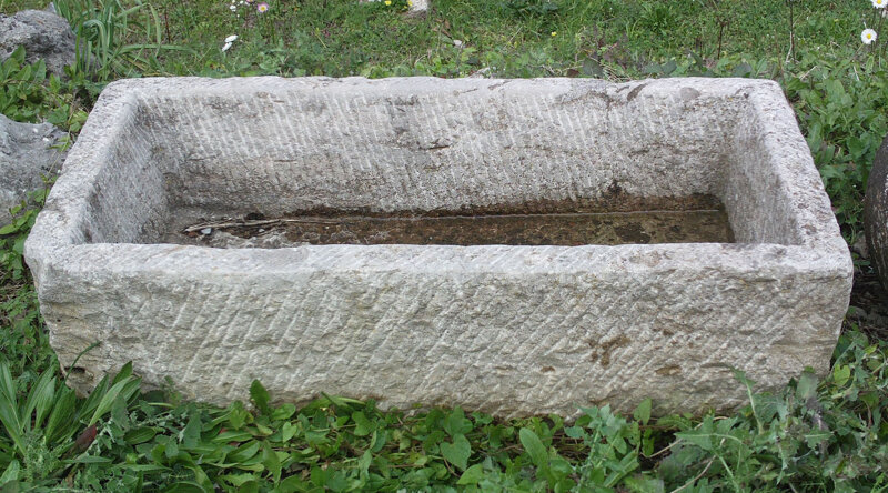 grande-vasca-antica-in-pietra