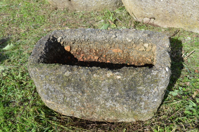 antichissima-vasca-in-pietra-lavabo-fioriera-da-giardino-n138-52x32