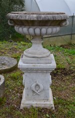vaso-con-plinto-in-marmo-scolpito-depoca