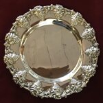 piatto-in-argento-del-novecento-decorato-a-sbalzo