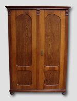 antico-armadio-depoca-in-legno-massello-con-decori-intagliati