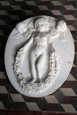 ovale-decorativo-in-marmo-con-putti