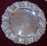 piatto-in-argento-del-novecento-decorato-a-sbalzo