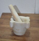 mortaio-vintage-in-marmo-con-pestello-da-farmacia-cucina
