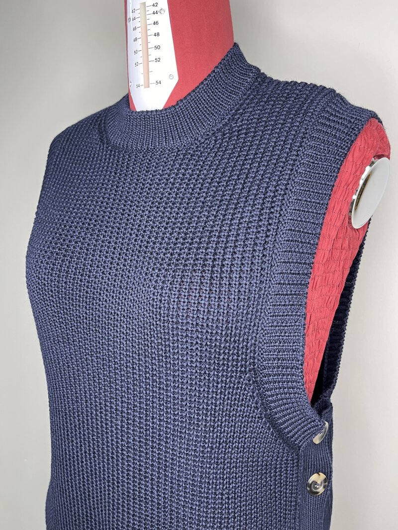 gilet-con-bottoni-laterali