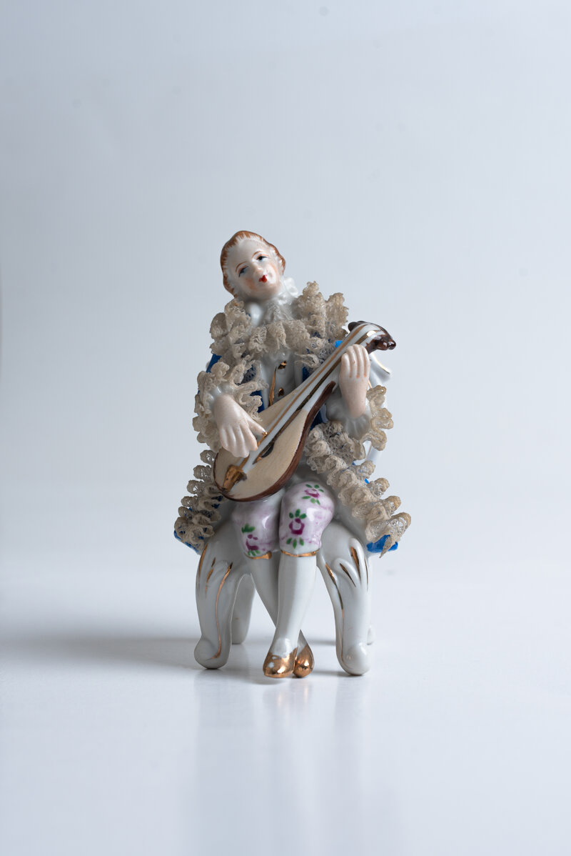 statuina-in-porcellana-figura-di-musicante-seduto-900