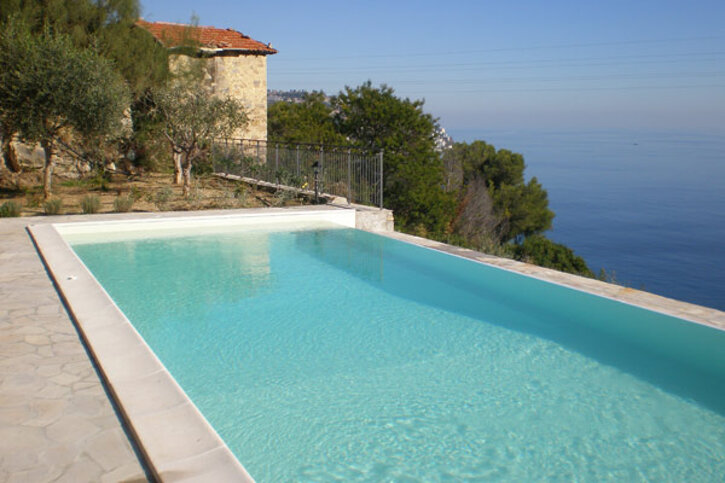 bordo piscina in cemento