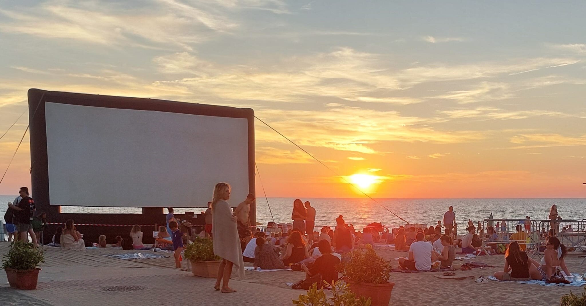 Da lunedì 14 luglio il Cinema sul Mare al Bagno degli Americani. Cinque proiezioni alle 21.30 al calar del sole sul maxi schermo gonfiabile di 14 metri per 9