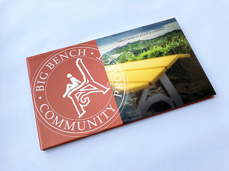 libro-da-collezione-con-le-foto-delle-panchine-giganti