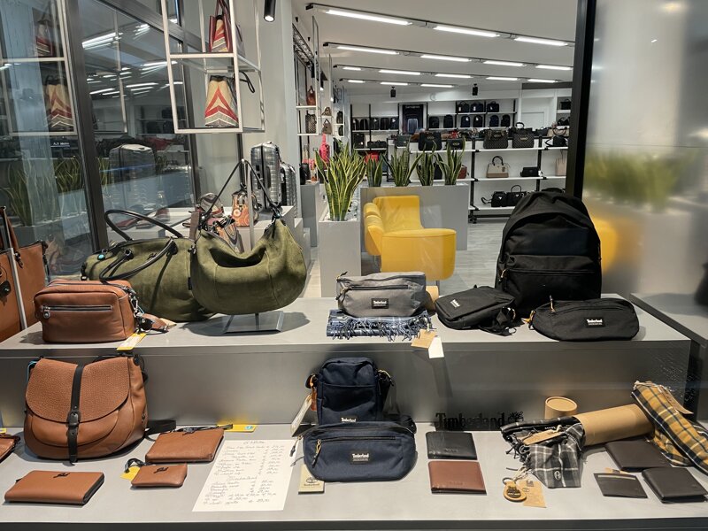 Cesarini More Than Bags Perugia - Vetrine