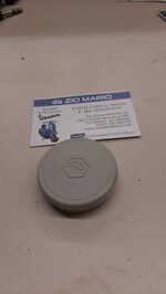 tappo-contachilometri-km-grigio-stemma-logo-esagonale-per-vespa-50-90-125-v5a1t-n-l-r