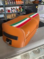 sella-sportiva-marrone-con-bandiera-italiana-luga-per-vespa-px-pe-adattabbile-su-vesponi