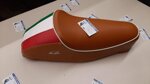 sella-sportiva-marrone-con-bandiera-italiana-per-vespa-50-special
