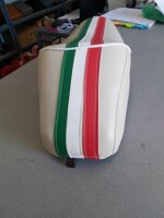 sella-sportiva-beige-con-bandiera-italiana-lunga-per-vespa-50-special