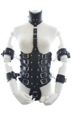 corse-en-cuero-con-esposas-y-collar-negro