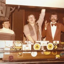 Dj Gaudenzio - Dj Mauro - Caposala Sig.McZambel Gaudenzio e Mauro furono i primi disc jockey: dalla metà degli anni 70 fino al 1979