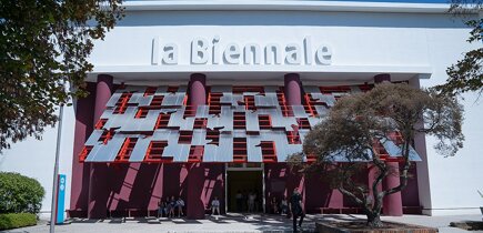 rinoceronte-ai-giardini-della-biennale-venezia.jpeg rinoceronte-ai-giardini-della-biennale-venezia.jpeg