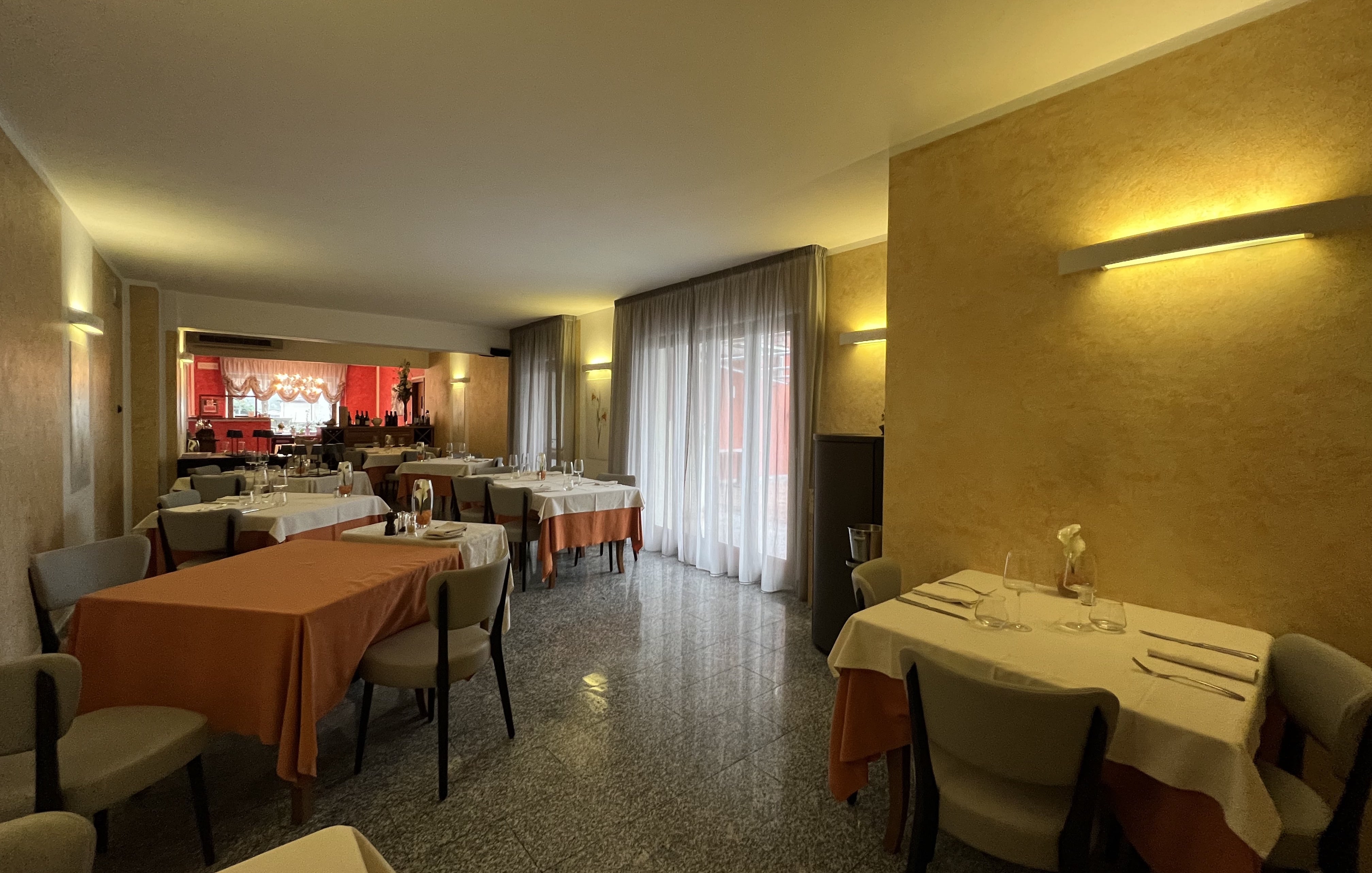 Marconi dining room before refurbishment