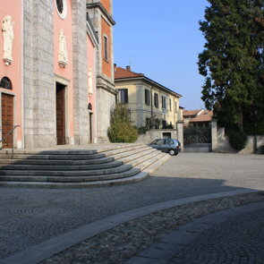 Piazza V. Emanuele Cazzago Brabbia Arredo urbano Piazza V. Emanuele Cazzago Brabbia Arredo urbano
