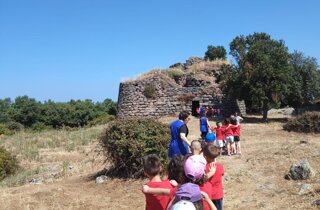 Gruppo di bambini in escursione al Nuraghe Loelle