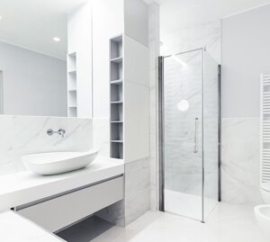 sanitari sospesi e doccia con piatto a filo pavimento