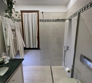 sostituzione vasca con doccia con piatto in piastrella grande formato