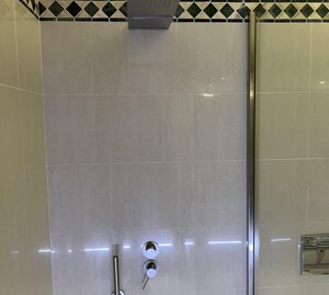 gruppo incasso in acciaio inox e soffione doccia con cascata