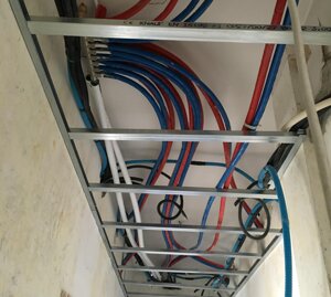 distribuzione a soffitto di un impianto tradizionale a radiatori con collettore