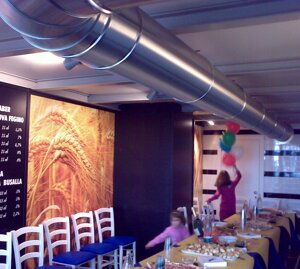 canale aria in acciaio inox a vista per la distribuzione capillare dell'aria calda o fresca