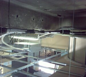 Alimentazione di una cassetta a controsoffitto in un impianto a flusso di refrigerante variabile