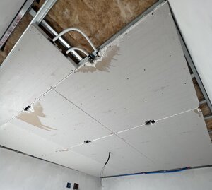 posa pannelli radianti a soffitto; collegamentio idraulici