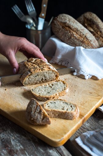 pane da farina monococco tagliato a fette 