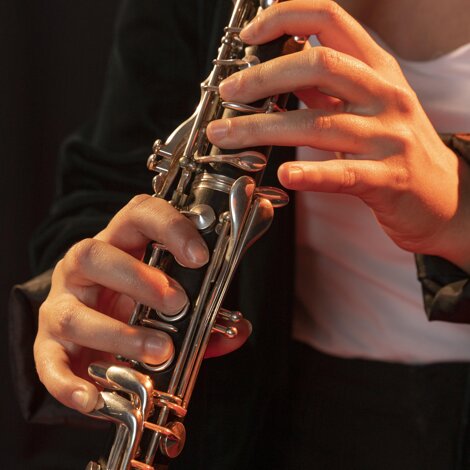 musicista-appassionato-che-celebra-l-evento-del-giorno-del-jazz.jpeg