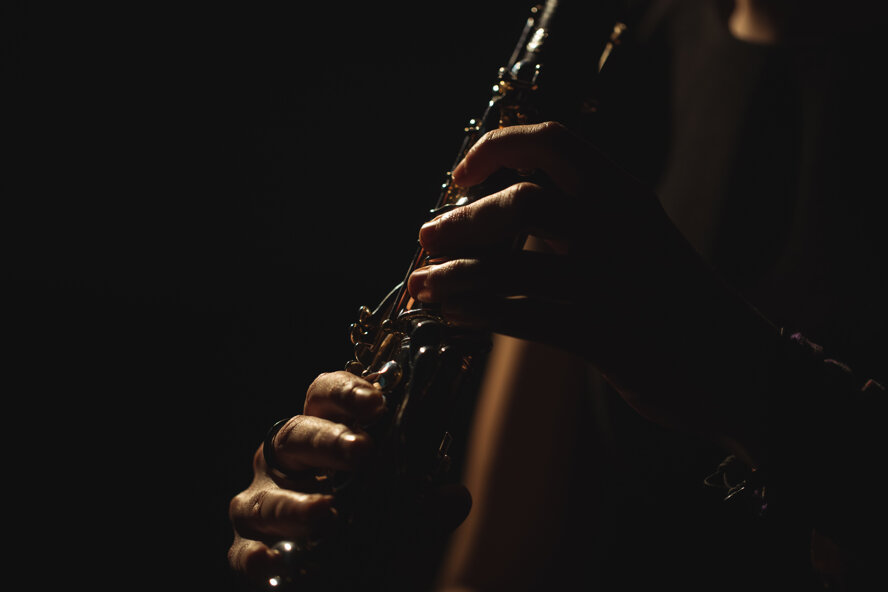 donna-che-suona-una-chitarra-scuola-di-musica.jpeg