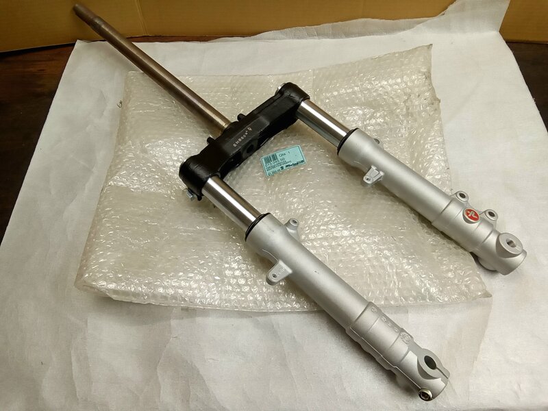 ricambi-malaguti-cod-01304550-forcella-scooter-f15-99-argento-euro-35000