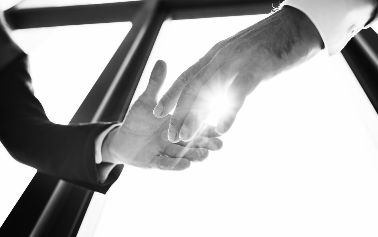 il-primo-piano-delle-mani-che-stringono-la-riunione-di-partenariato.jpeg il-primo-piano-delle-mani-che-stringono-la-riunione-di-partenariato.jpeg