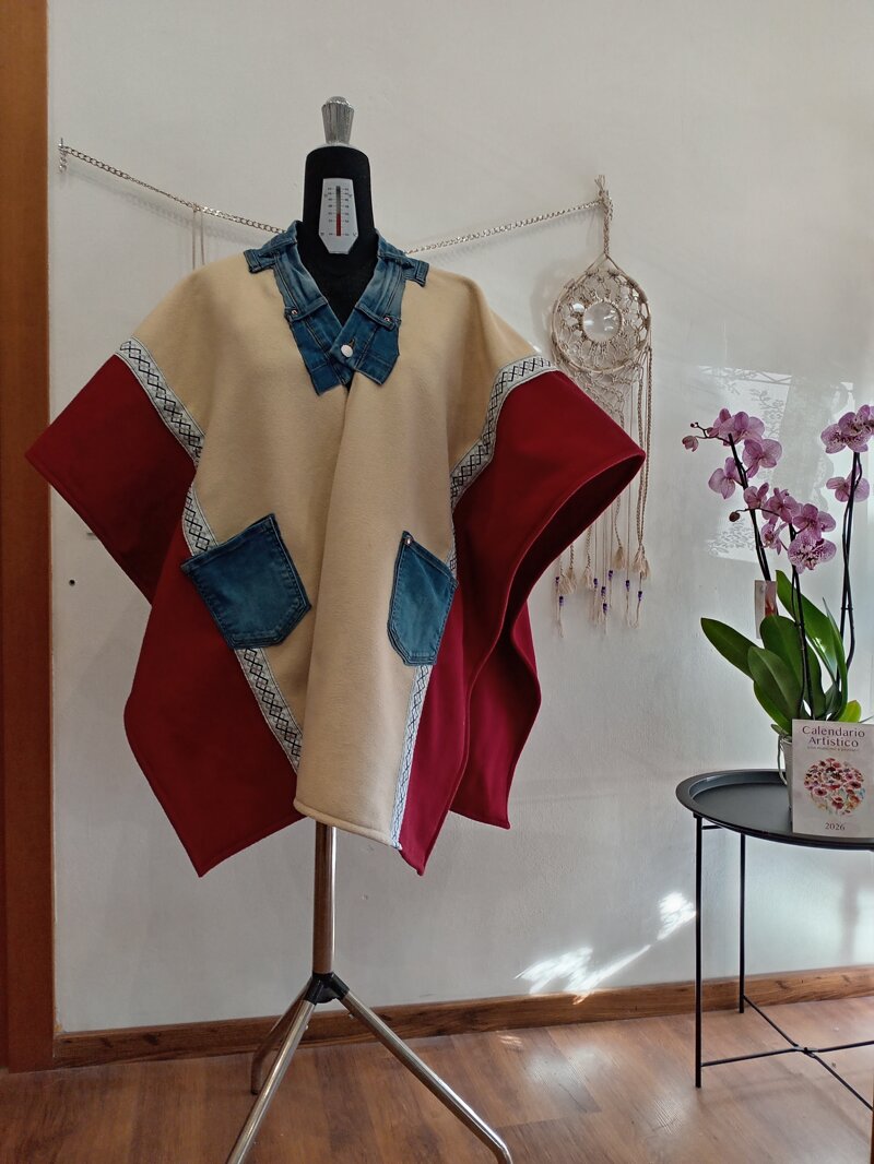 poncho-beige-e-rosso-con-inserti-in-jeans