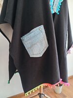 poncho-nero-con-pompon-multicolor