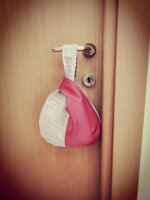 knot-bag-piccola-azzurra-rossa-e-beige