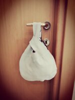 knot-bag-beige-rossa-e-nera