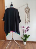poncho-nero-con-pompon-multicolor