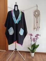 poncho-nero-con-pompon-multicolor