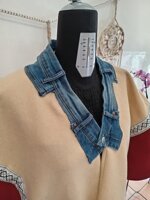 poncho-beige-e-rosso-con-inserti-in-jeans