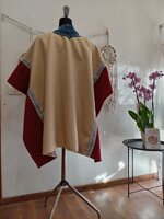 poncho-beige-e-rosso-con-inserti-in-jeans