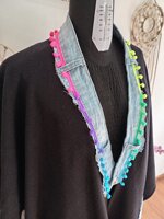 poncho-nero-con-pompon-multicolor