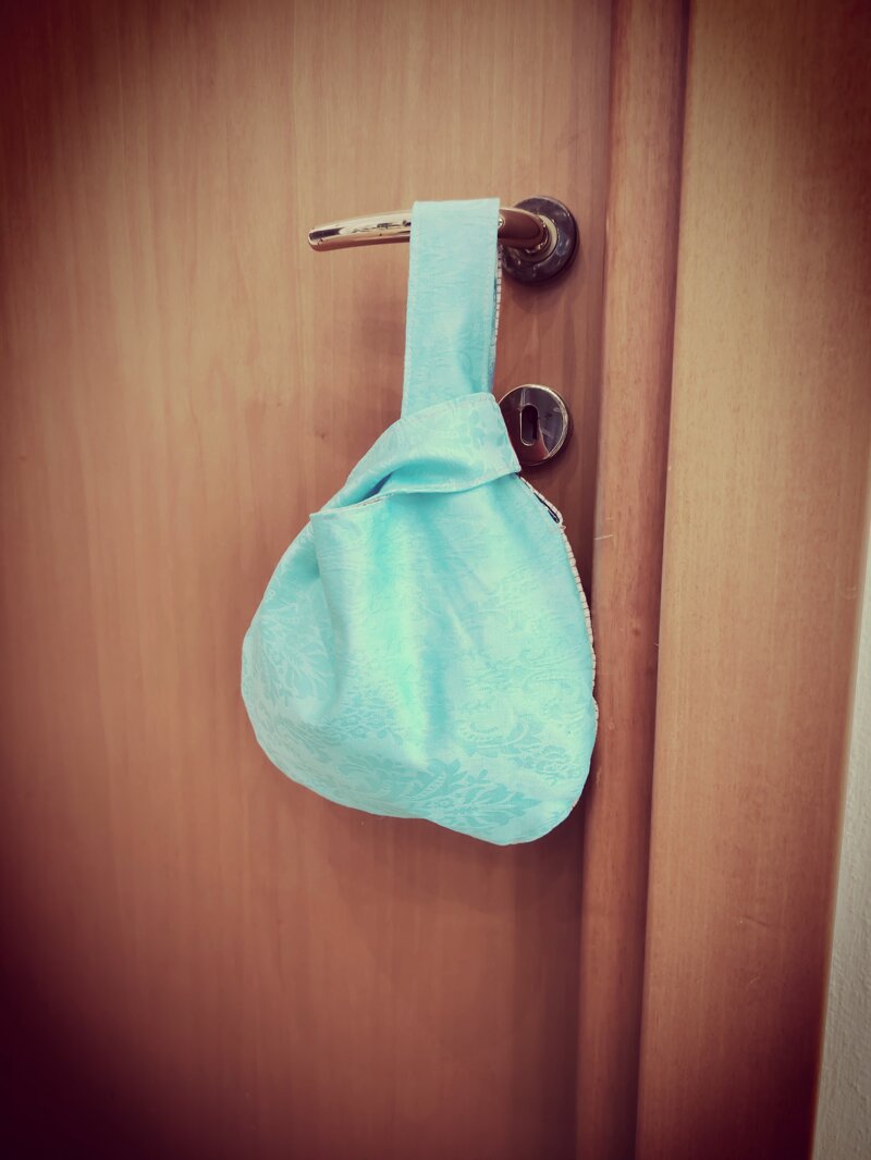 knot-bag-piccola-azzurra-rossa-e-beige