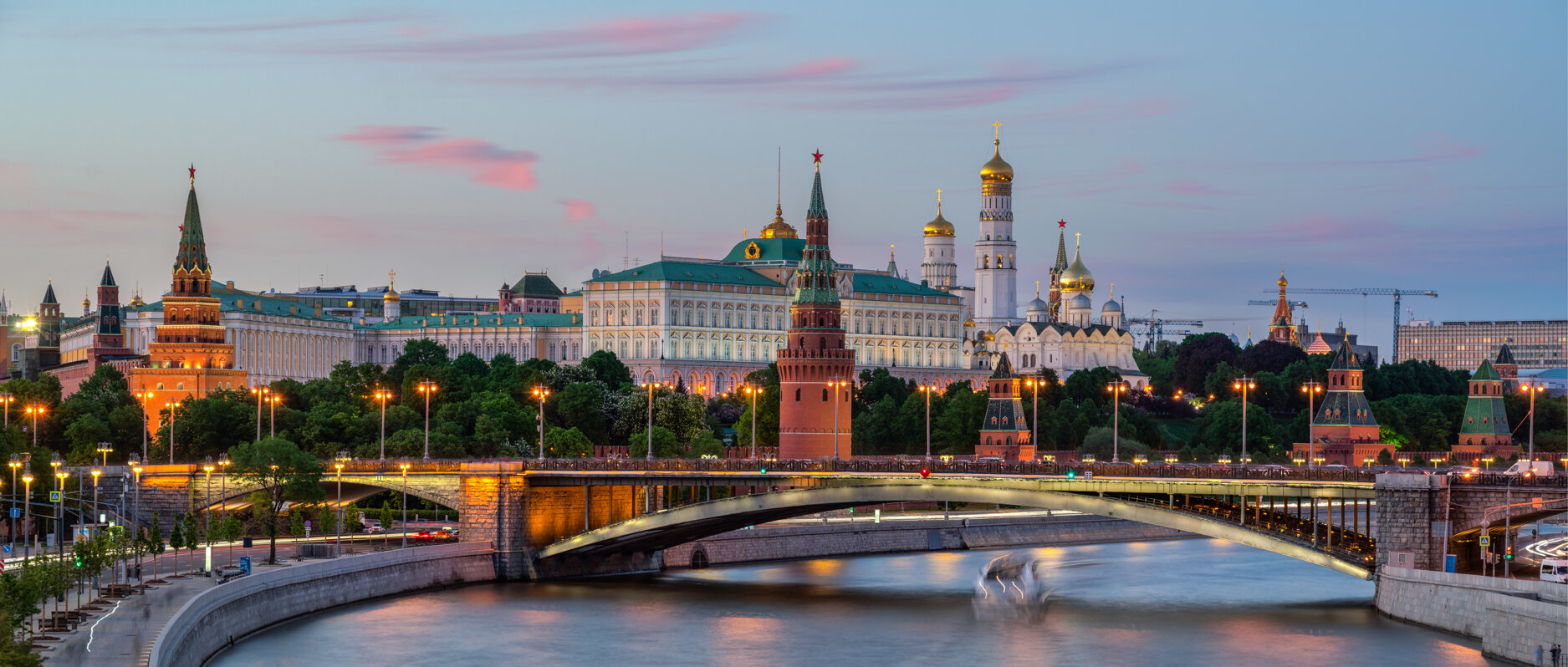 moskva-river-with-long-exposure-near-kremlin-evening-moscow-russia.jpeg